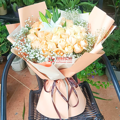 武汉33朵香槟玫瑰百合，心里永远是你