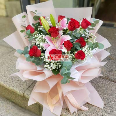 武汉11朵红玫瑰百合，全世界里只有一个你